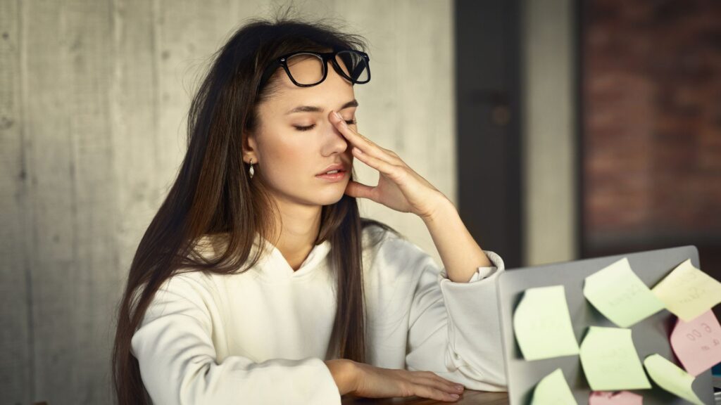 Stop Sekarang Juga! 7 Pola Hidup Buruk yang Bisa Hancurin Produktivitas Tanpa Kamu Sadar! 1 Kurang Tidur: Pola Hidup Buruk yang Merusak Otak dan Fokus